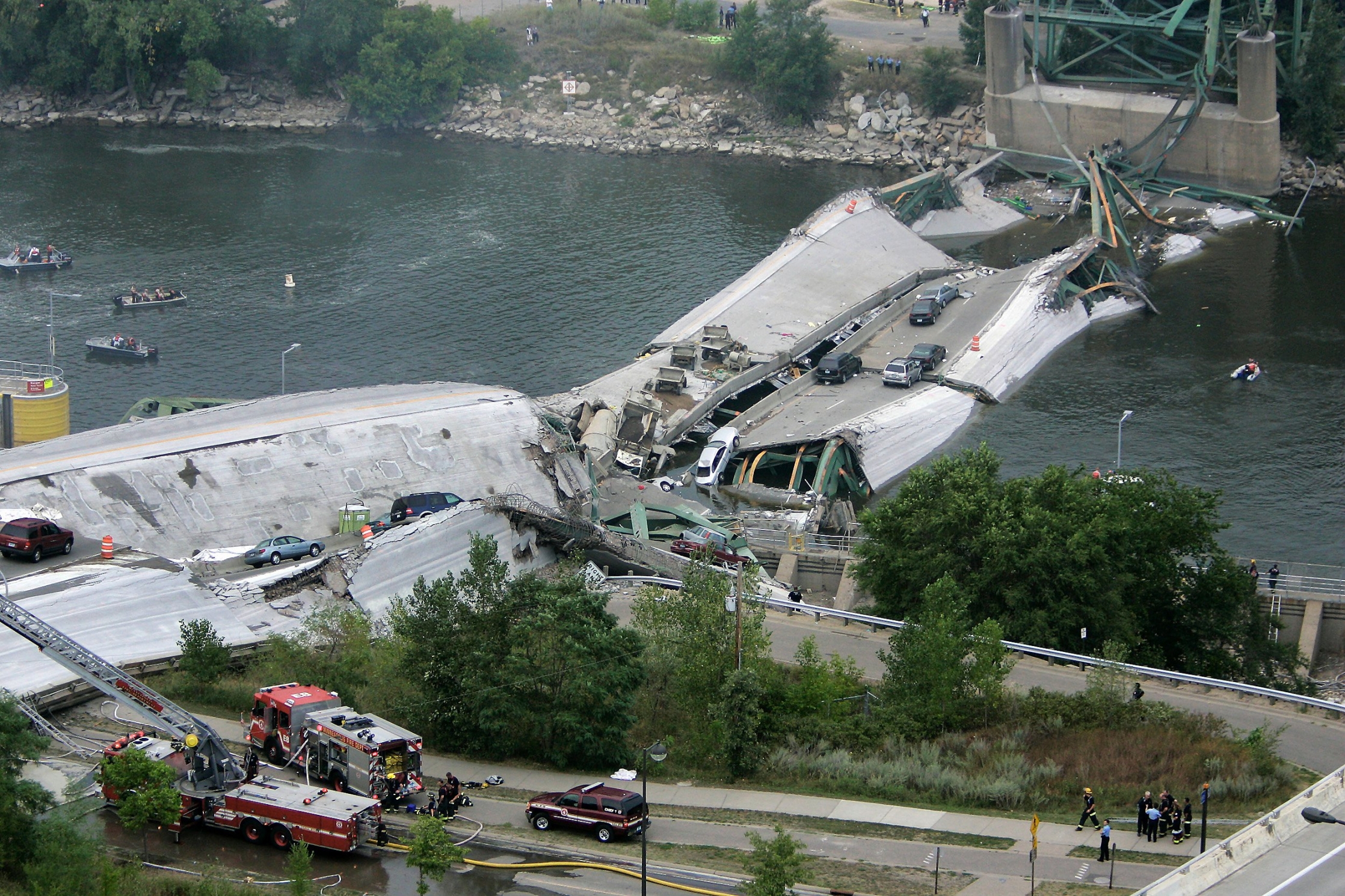Авария с мостом в сша. Обрушение моста в Миннеаполисе 2007. Мост через Миссисипи обрушение 2007. Мост в Миннеаполисе через Миссисипи. Упал мост в Миннеаполисе 2007.