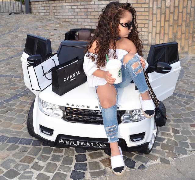 OK, this little girll is not here to play! Check out her cute Range Rover & stylish outfit!