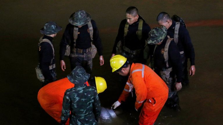 Thai cave: Divers advance in effort to save trapped boys