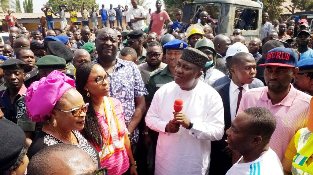enugu fire ugwuanyi aids victims with cash donations