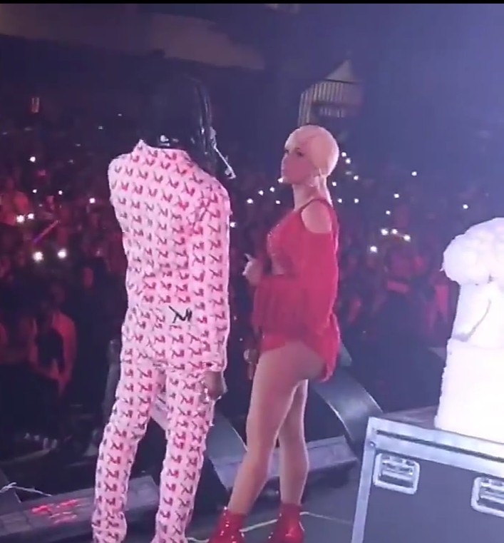 Offset surprised Cardi B on stage and begs her to take him back (photos/video)