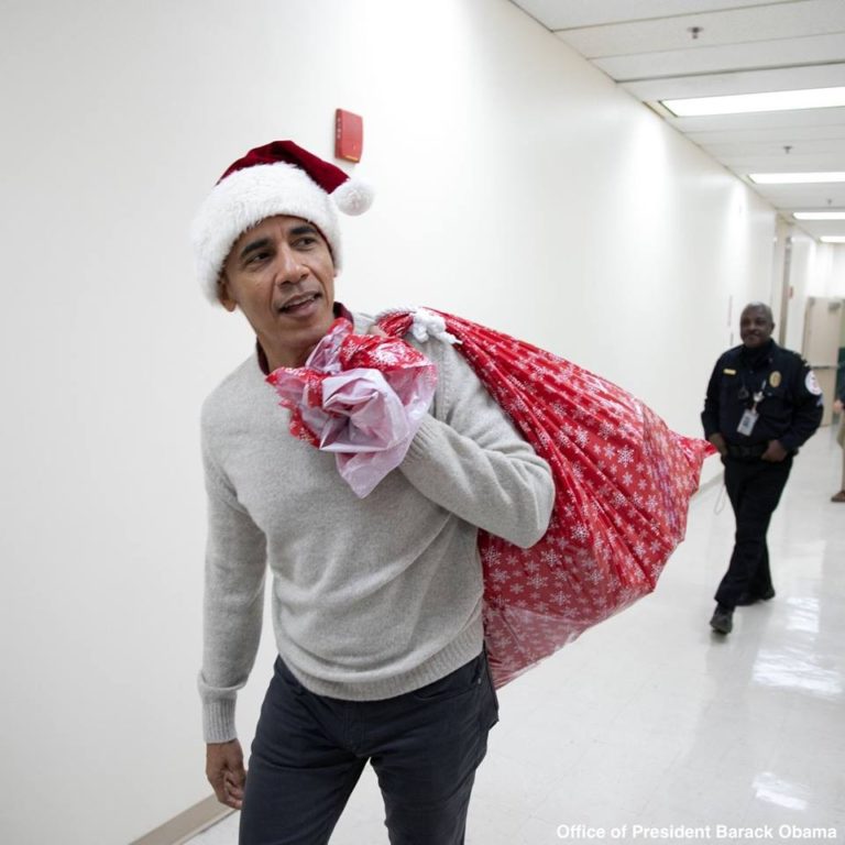 Photos: Barack Obama surprises patients at the Childrenâs National Hospital in Washington, D.C with Christmas gifts