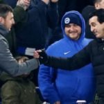 unai emery arsenal boss apologises for kicking water bottle towards fans