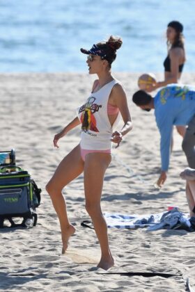 Alessandra Ambrosio – Plays beach volleyball with friends on Santa Monica Beach