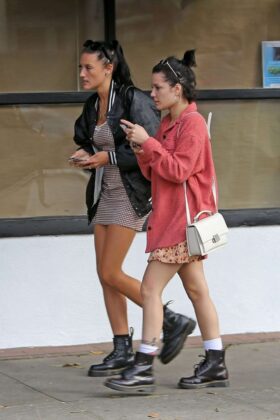 halsey shopping with a friend in studio city 10