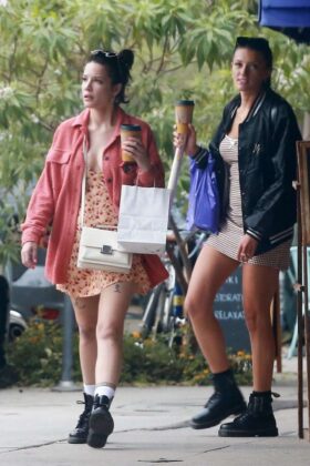 halsey shopping with a friend in studio city 2