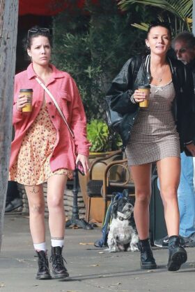 halsey shopping with a friend in studio city 3