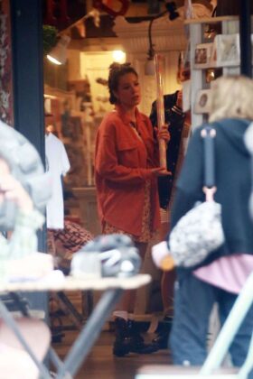 halsey shopping with a friend in studio city 4