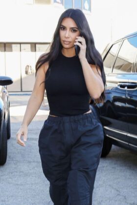 Kim Kardashian – Out in Calabasas