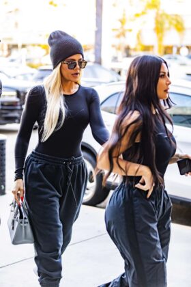 Kim Kardashian – Out in Calabasas
