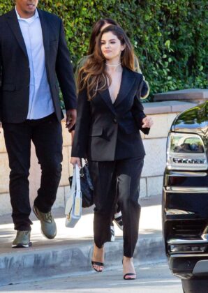 Selena Gomez – Heads to a business meeting at Burbank Studios in Burbank
