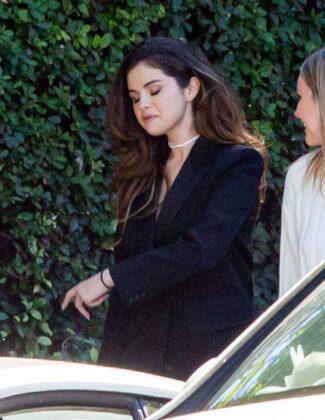 Selena Gomez – Heads to a business meeting at Burbank Studios in Burbank