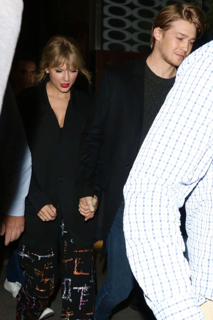 taylor swift leaving the snf after party with her boyfriend in new york city 10