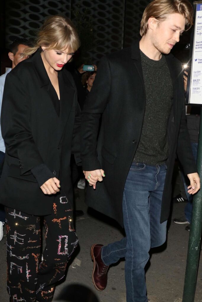 taylor swift leaving the snf after party with her boyfriend in new york city 11