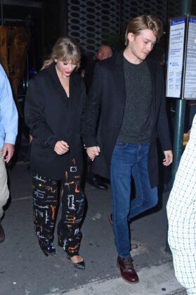 taylor swift leaving the snf after party with her boyfriend in new york city 4