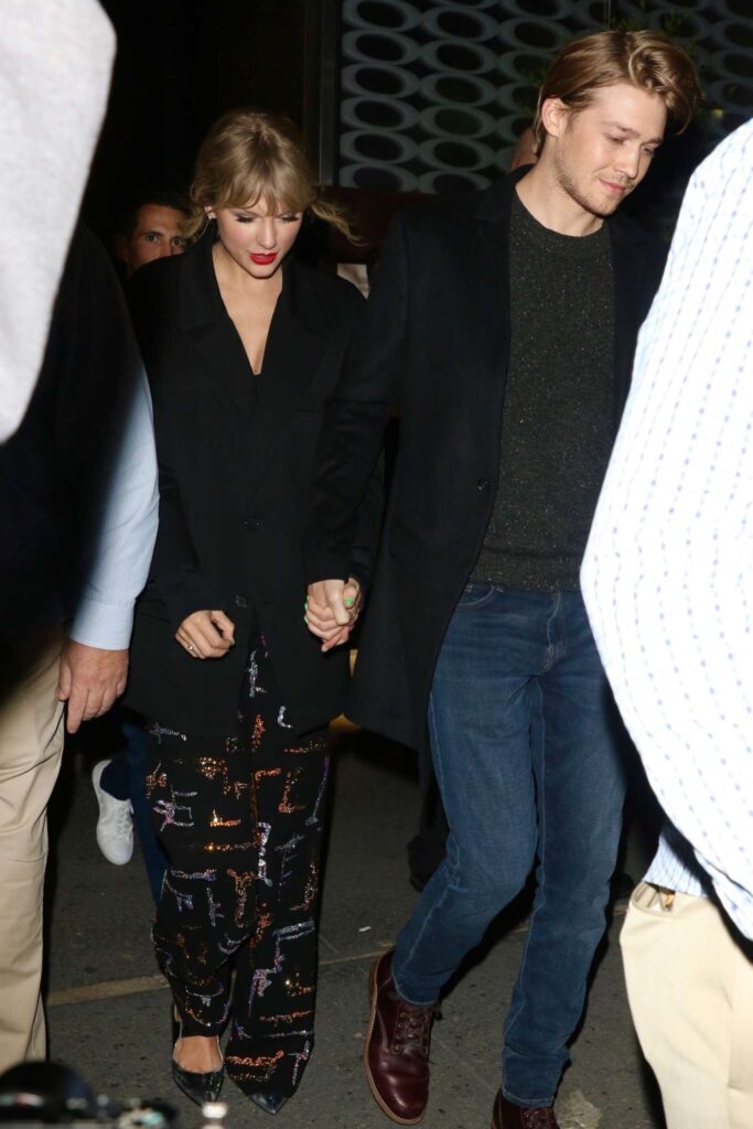 taylor swift leaving the snf after party with her boyfriend in new york city 7