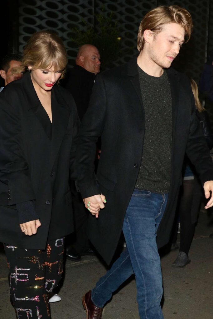 taylor swift leaving the snf after party with her boyfriend in new york city 8
