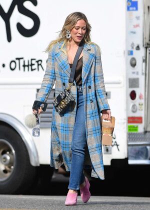 hilary duff in long coat out in los angeles 5