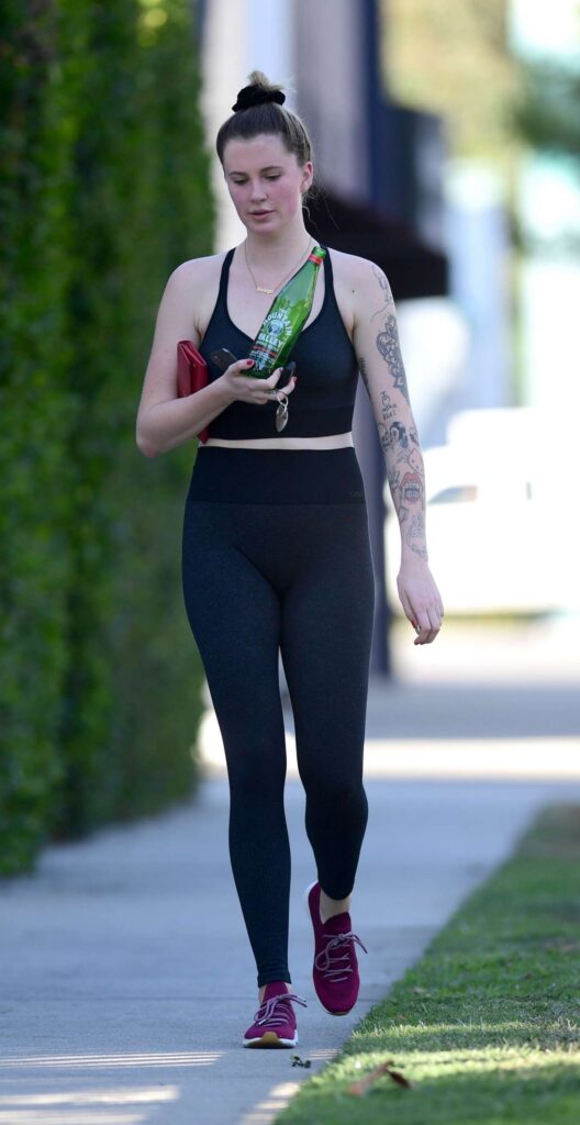 ireland baldwin and sailor brinkley cook heading to a gym in los angeles 1