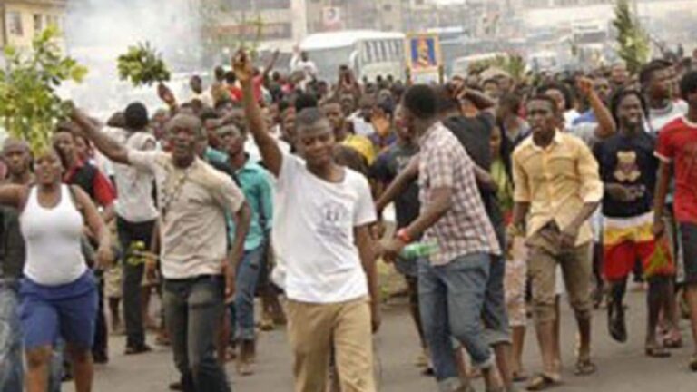 Nigeria news : Thousands of Cross River youths block highway over alleged murder of kinsman