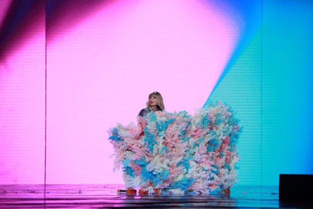 taylor swift performs on stage during the gala of alibaba in shanghai 15