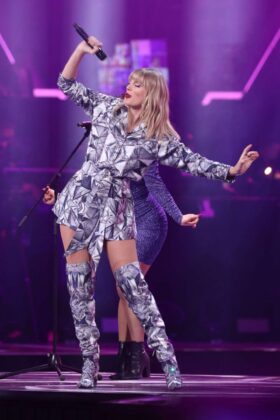 taylor swift performs on stage during the gala of alibaba in shanghai 5