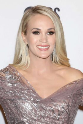 Carrie Underwood – Possing at 2019 Kennedy Center Honors in Washington