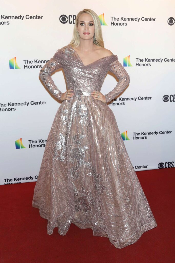 carrie underwood possing at 2019 kennedy center honors in washington 3