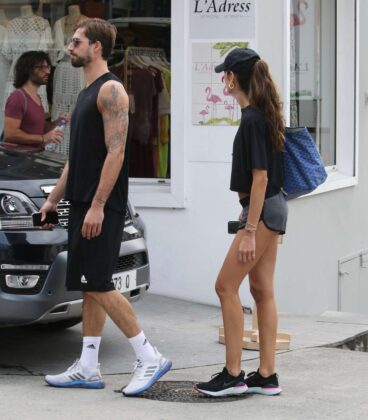 Izabel Goulart – Wearing tight shorts while shopping in St Barth