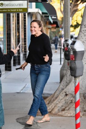 Jennifer Garner – Arrives at Bellacures Nail salon in Brentwood