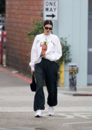 kendall jenner out for lunch in beverly hills 7