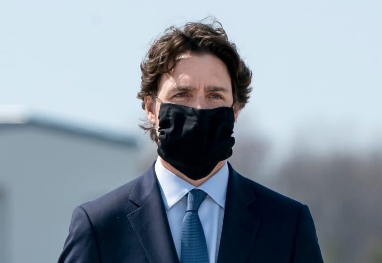 Canadians should wear masks as an ‘added layer of protection,’ says Tam