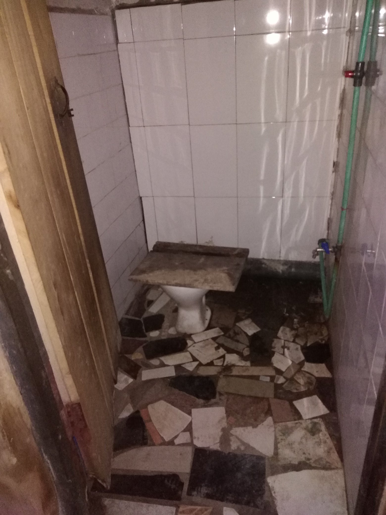 Nigerian lawyer shares photos to show the state of an apartment a landlord in Aguda is renting for 350,000