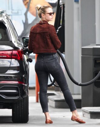 Scarlett Johansson in Blue Mini Dress – Cleaning her SUV in The Hamptons