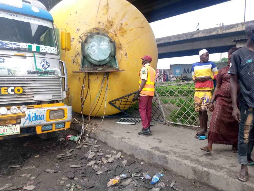 Tragedy averted as gas tank detaches from a moving truck and falls off the bridge in Ijora (photos)