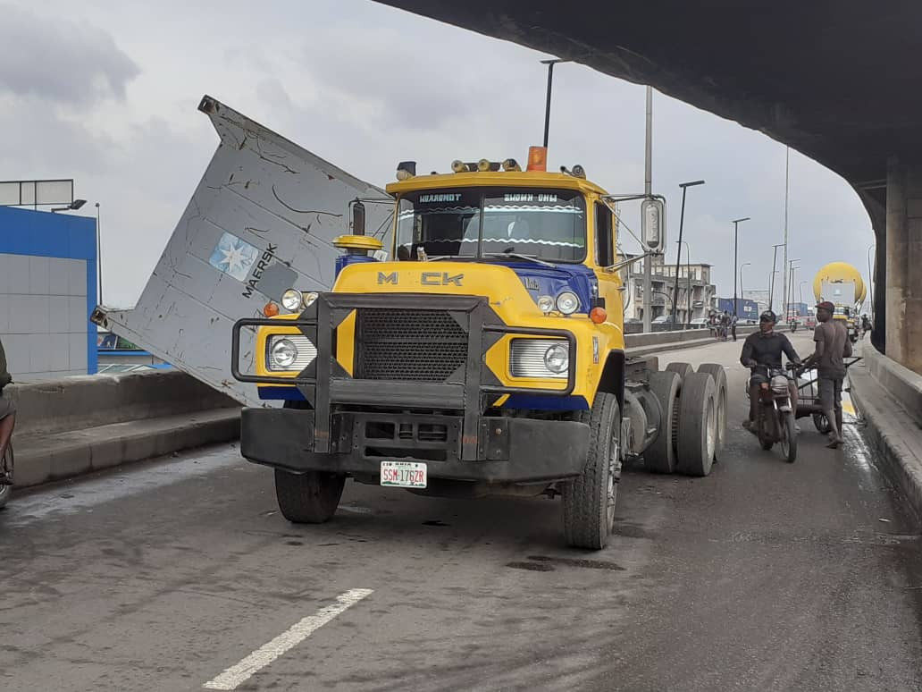 Tragedy averted as gas tank detaches from a moving truck and falls off the bridge in Ijora (photos)