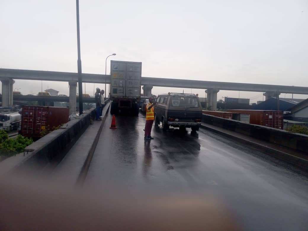 tragedy averted as gas tank detaches from a moving truck and falls off the bridge in ijora photos 5