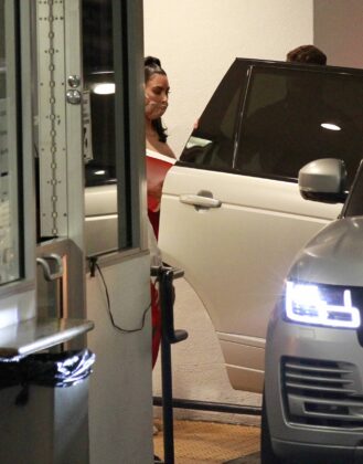 kim kardashian leaving an office building in los angeles 1