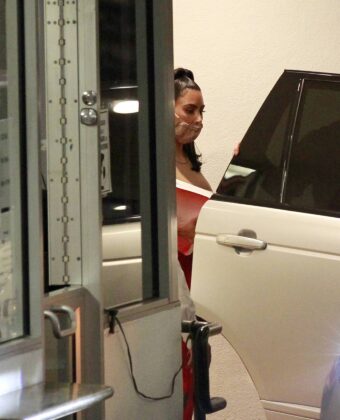 kim kardashian leaving an office building in los angeles