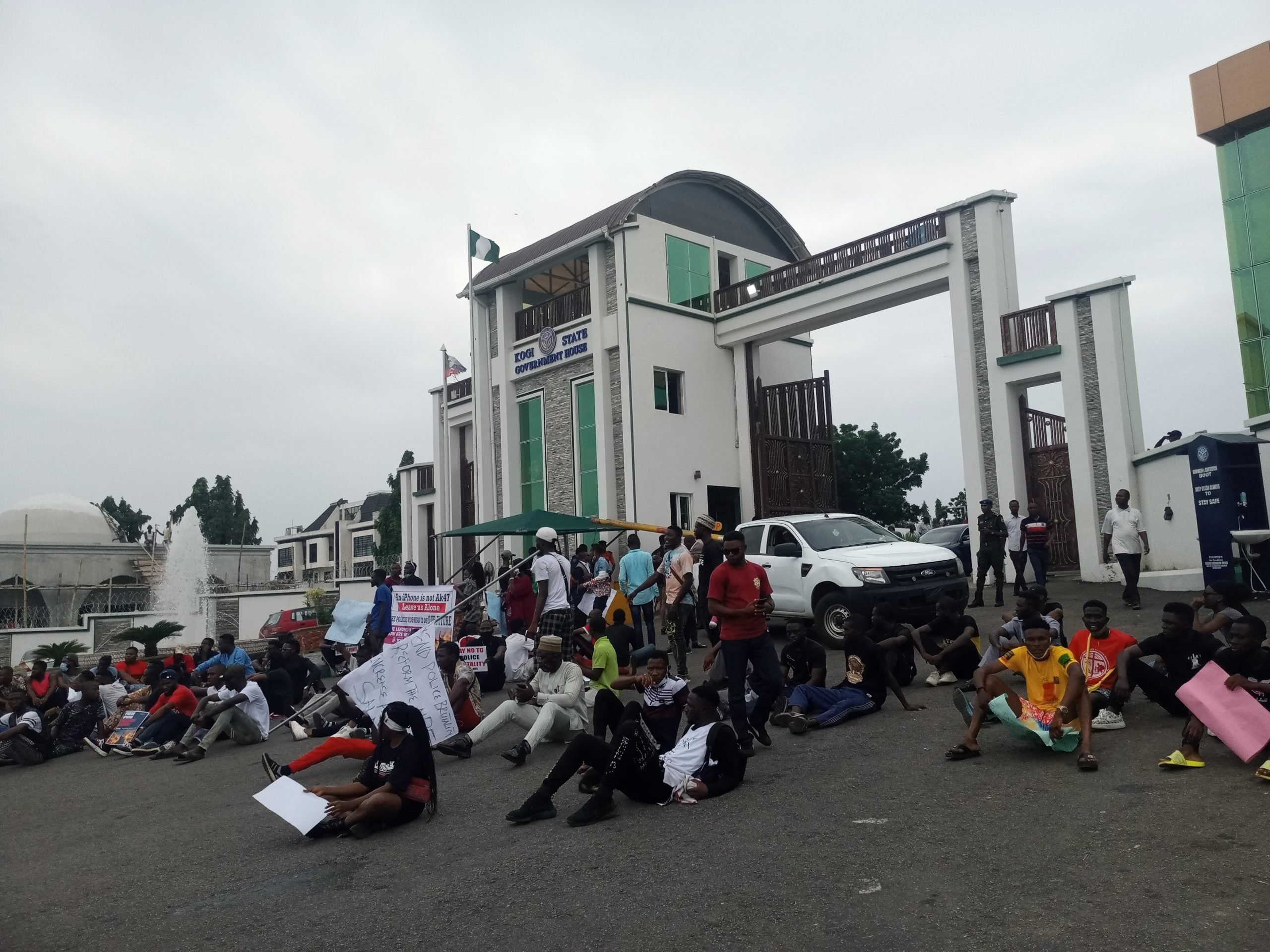 Nigeria news : BREAKING: #EndSARS Protesters block Kogi govt house, denies security operatives access