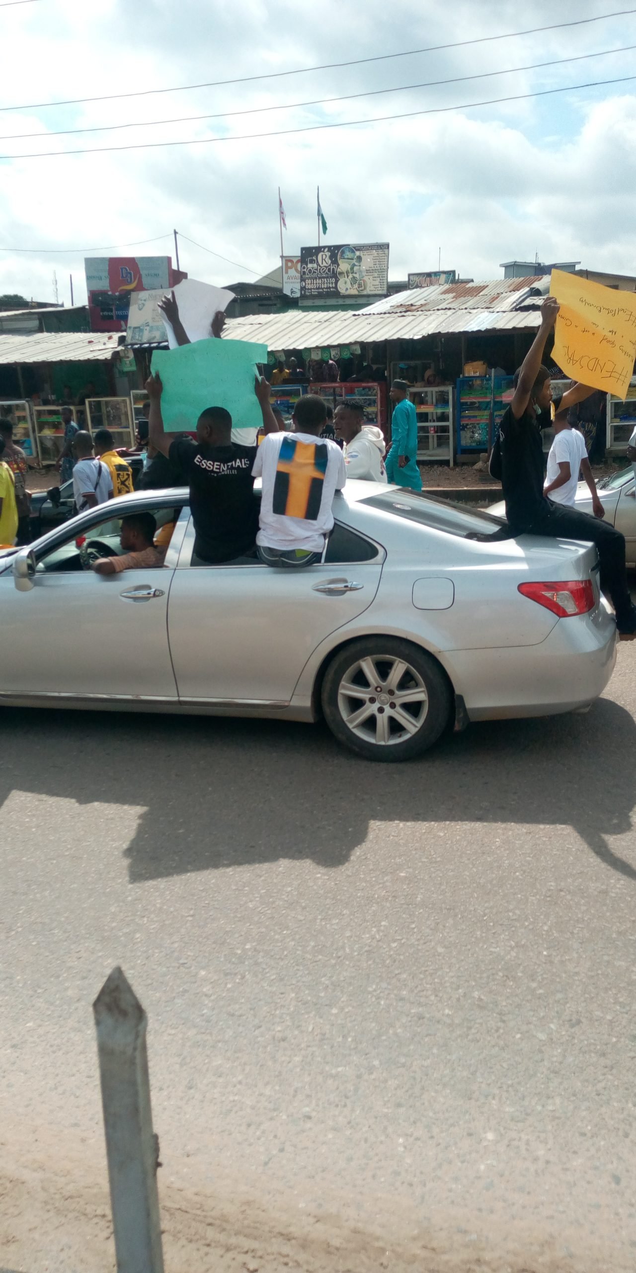 Nigeria news : #EndSARS Protesters storm Abeokuta with charms [PHOTOS]