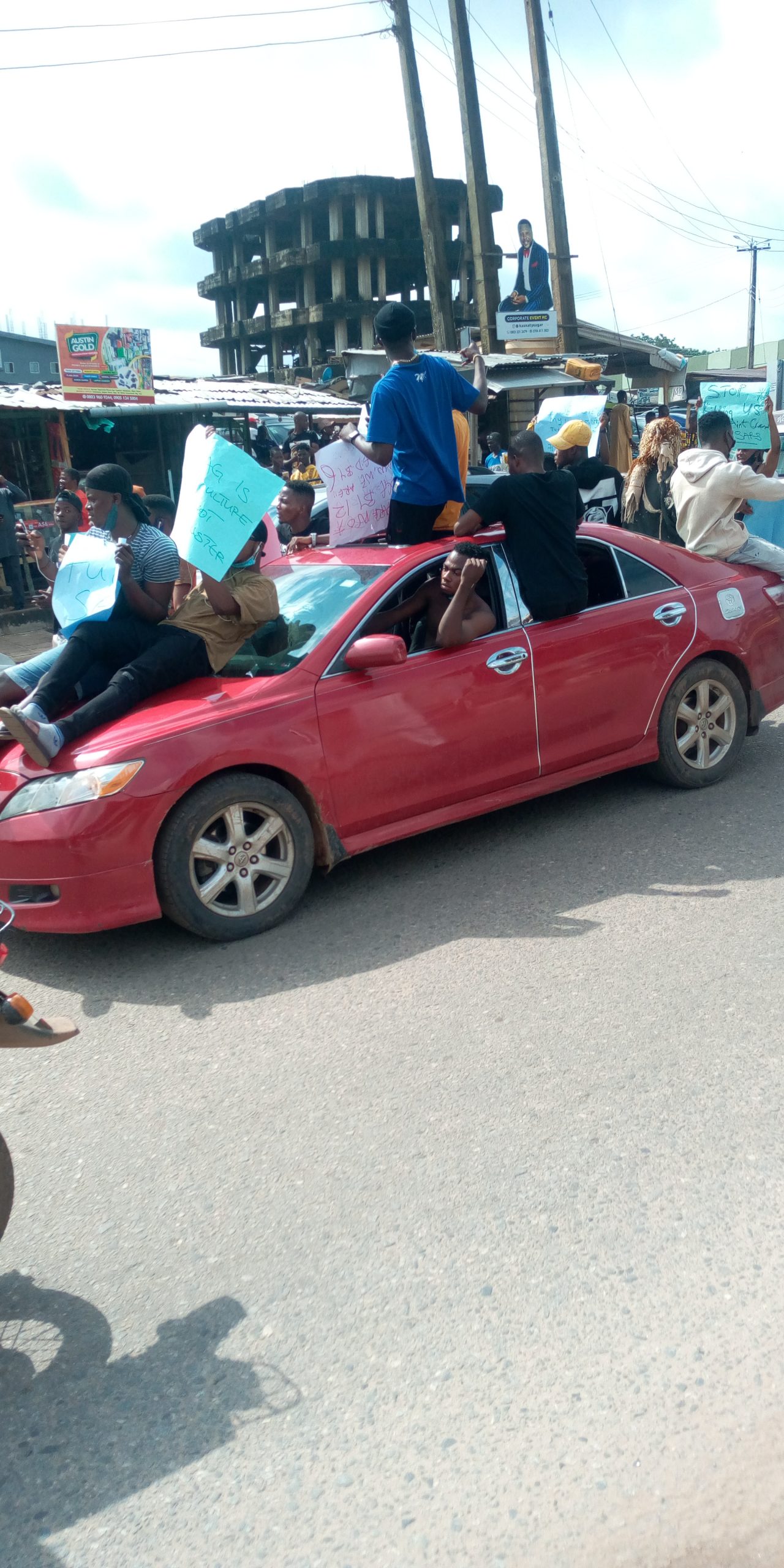 Nigeria news : #EndSARS Protesters storm Abeokuta with charms [PHOTOS]