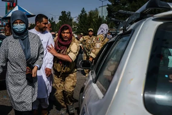 traffic gridlock in kabul as fear gripped afghans rush to airport to escape taliban photos video 2