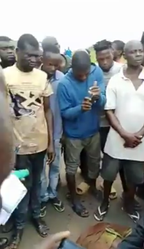 angry youths lynch man for allegedly beheading farmer in enugu community graphic photos 2