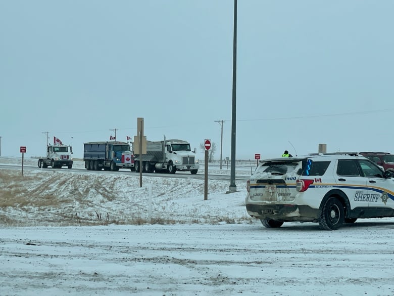 traffic at alberta border blocked again after province announces lifting of restrictions