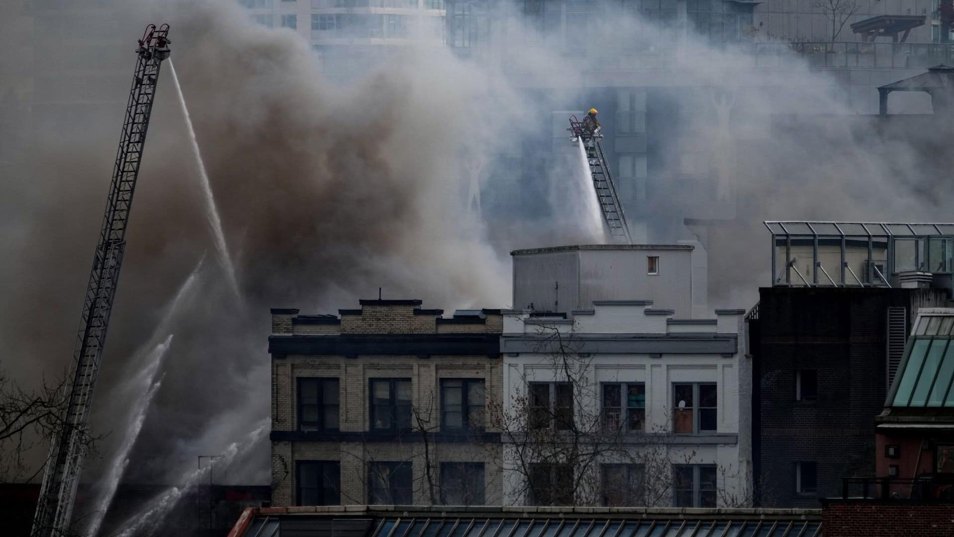 All but 1 resident accounted for after fire destroys building in Vancouver's Gastown area