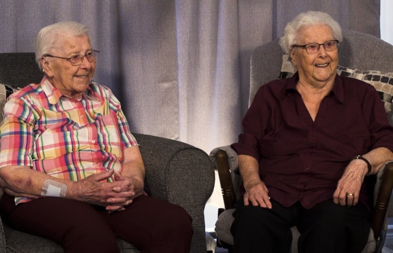 meet alice and mabel theyre identical twins and they just turned 100