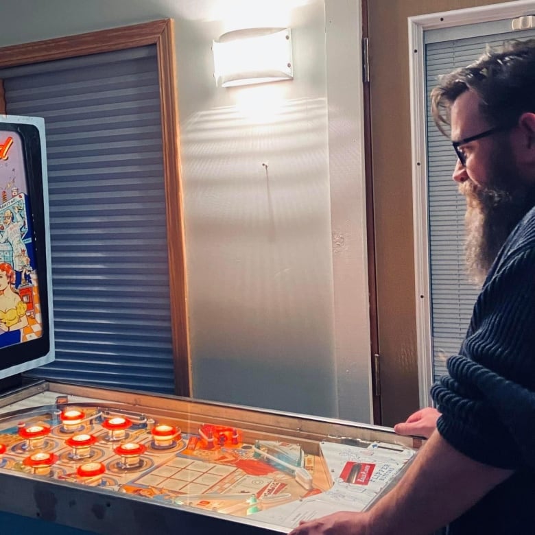 Self-taught pinball repairman pursues his passion full-time in London, Ont.