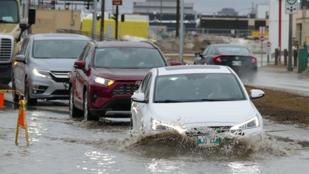 Weekend rain, snow bring power outages, highway closures to Manitoba
