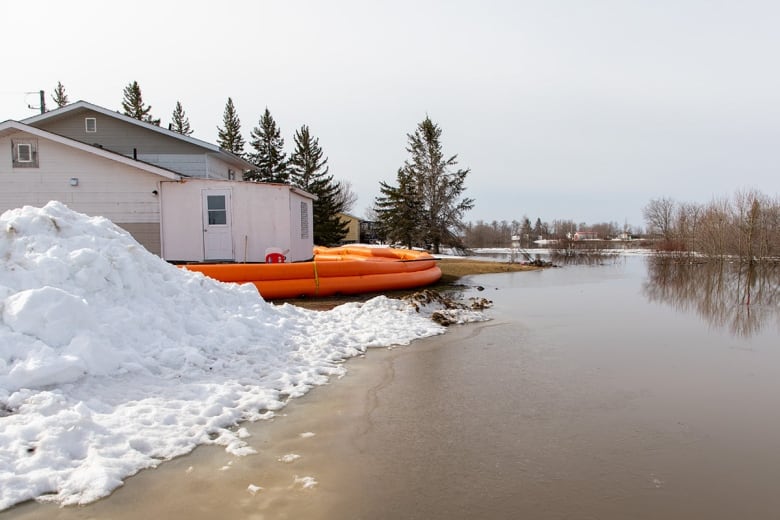 hundreds in peguis first nation flee homes as fisher river floods community 1
